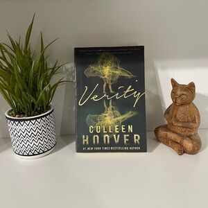 Verity by Colleen Hoover Paperback book